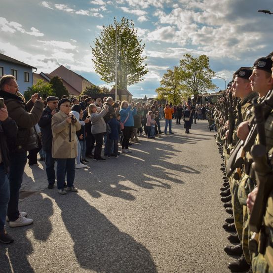 Bild enthält, People, Person, Shoe, Hat, Adult, Male, Man, Handbag, Glasses, Mobile Phone