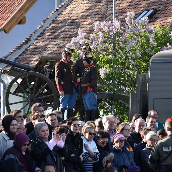 Bild enthält, Adult, Female, Person, Woman, Sunglasses, Glove, People, Glasses, Male, Man