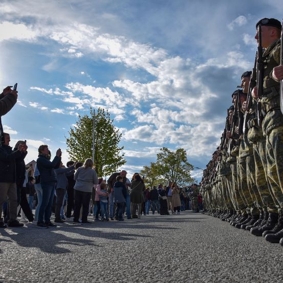 Bild enthält, People, Person, Shoe, Adult, Male, Man, Mobile Phone, Hat, Gun, Glasses