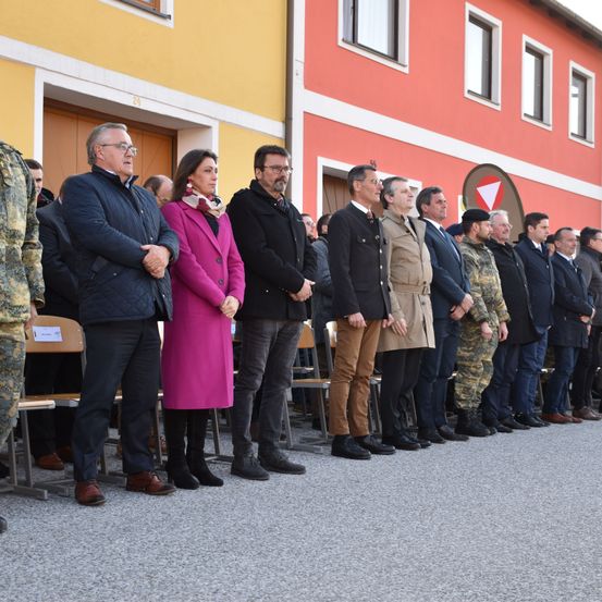 Bild enthält, People, Person, Shoe, Adult, Male, Man, Hat, Glasses, Chair, Military Uniform