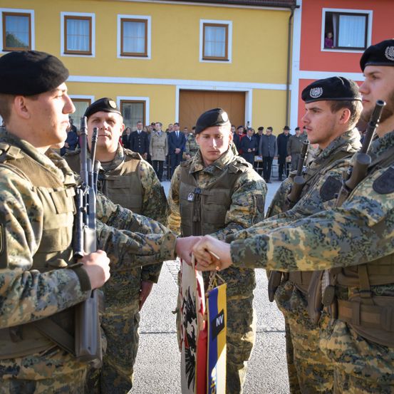 Bild enthält, Hat, Adult, Male, Man, Person, Military, Military Uniform, Soldier, Army, Gun