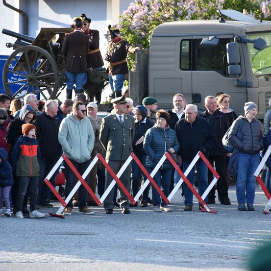 Bild enthält, People, Person, Shoe, Handbag, Adult, Male, Man, Hat, Spoke, Glasses