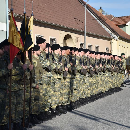 Bild enthält, People, Person, Glove, Army, Military, Military Uniform, Soldier, Hat, Adult, Man