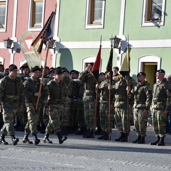 Bild enthält, People, Person, Hat, Adult, Male, Man, Shoe, Military, Soldier, Army