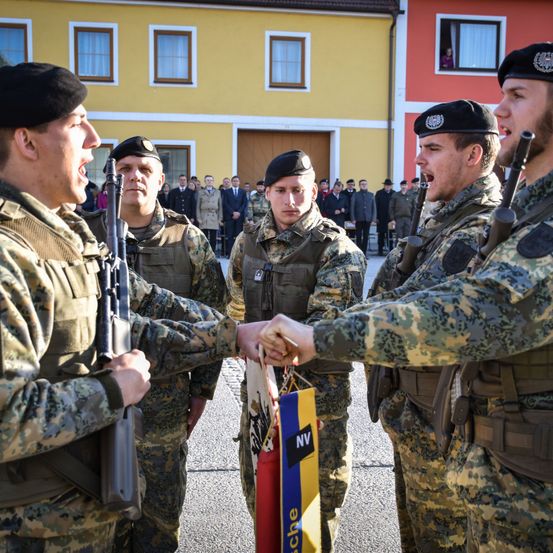 Bild enthält, Adult, Male, Man, Person, Hat, Military, Military Uniform, People, Soldier, Army