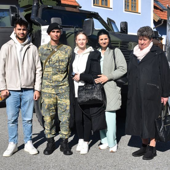 Bild enthält, Pants, Handbag, People, Person, Shoe, Adult, Male, Man, Hat, Woman