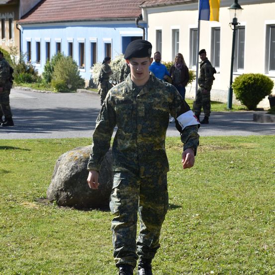 Bild enthält, Adult, Male, Man, Person, Military, Military Uniform, Soldier, Army, Hat, Coat
