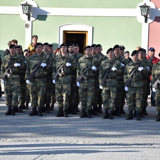 Bild enthält, People, Person, Glove, Shoe, Glasses, Adult, Male, Man, Army, Military Uniform