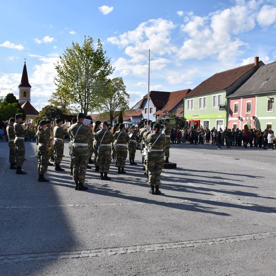 Bild enthält, People, Person, Marching, Shoe, Hat