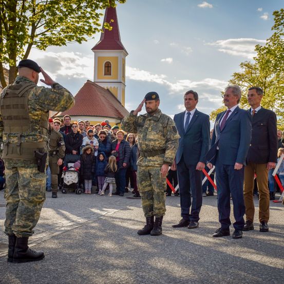 Bild enthält, People, Person, Adult, Male, Man, Suit, Coat, Military, Shoe, Officer