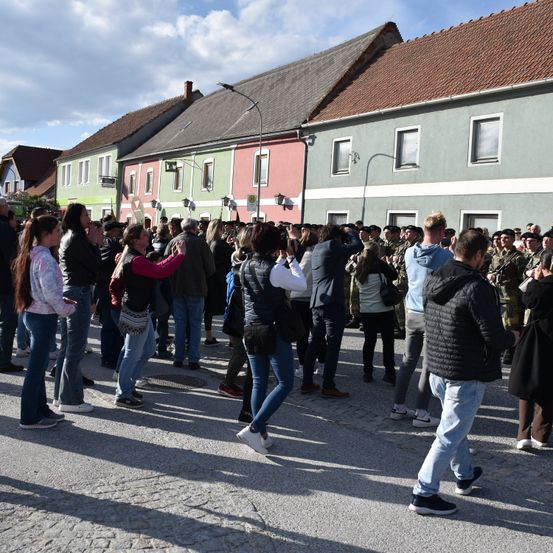 Bild enthält, People, Person, Shoe, Handbag, Walking, Adult, Male, Man, Hat, Pants
