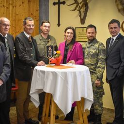 Bild enthält, People, Person, Adult, Female, Woman, Male, Man, Coat, Glasses, Tie