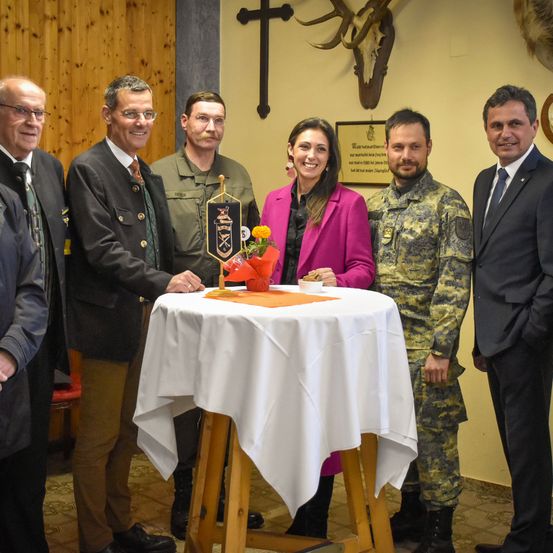 Bild enthält, People, Person, Adult, Female, Woman, Male, Man, Coat, Glasses, Tie