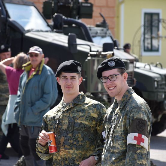Bild enthält, Glasses, Adult, Male, Man, Person, Hat, Military, Shoe, Military Uniform, Soldier