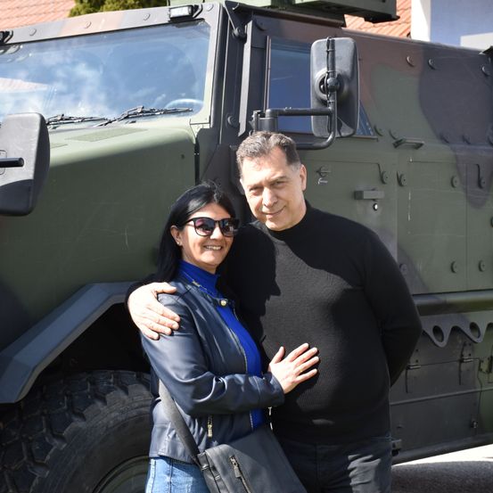 Bild enthält, Glasses, Handbag, Adult, Male, Man, Person, Pants, Wheel, Car, Face