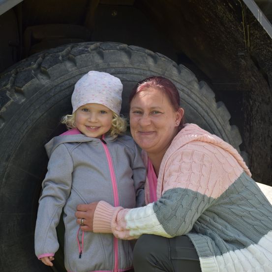 Bild enthält, Hat, Cap, Alloy Wheel, Spoke, Tire, Wheel, Adult, Female, Person, Woman