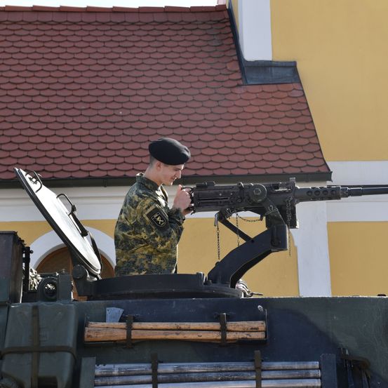 Bild enthält, Adult, Male, Man, Person, Hat, Gun, Weapon, Military