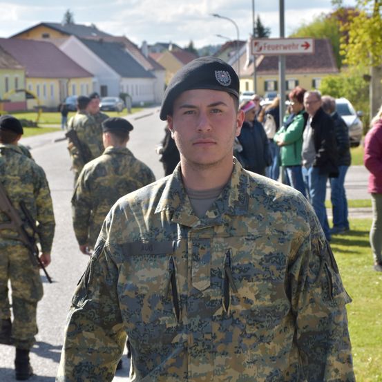 Bild enthält, Hat, Adult, Male, Man, Person, Military, Military Uniform, Handbag, People, Car