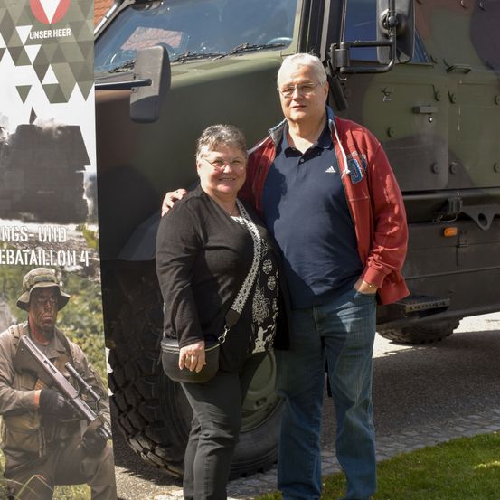 Bild enthält, Pants, Shoe, Boy, Male, Person, Teen, Glasses, Adult, Man, Jacket