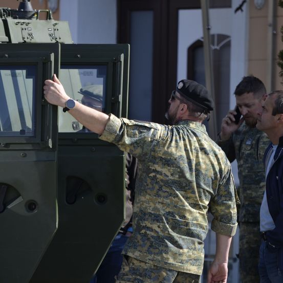 Bild enthält, Wristwatch, Hat, Adult, Male, Man, Person, Military, Mobile Phone, Military Uniform, Soldier