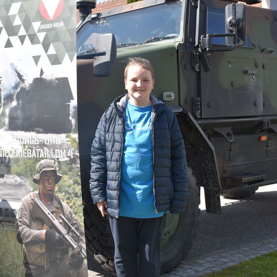 Bild enthält, Pants, Coat, Adult, Male, Man, Person, Boy, Child, Jacket, Shoe