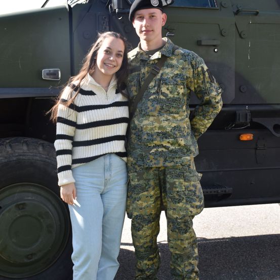 Bild enthält, Pants, Military, Military Uniform, Female, Girl, Person, Teen, Adult, Male, Man