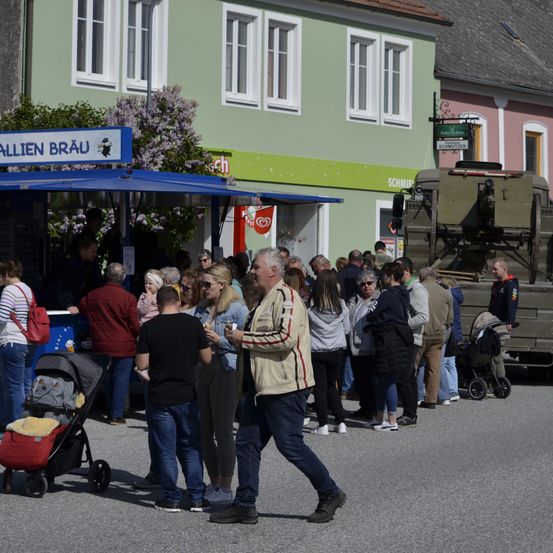 Bild enthält, Shoe, Backpack, Person, Adult, Male, Man, People, Glasses, Handbag, Pants