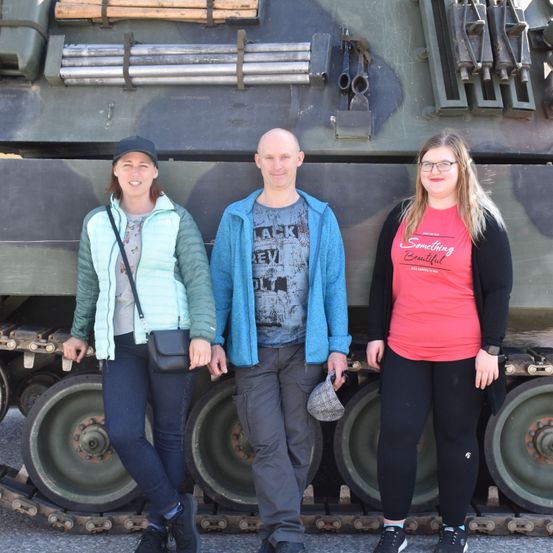 Bild enthält, Pants, Long Sleeve, Shoe, Hat, Jeans, Adult, Male, Man, Person, Woman