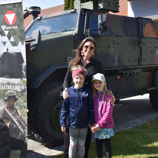 Bild enthält, Pants, Hat, Shoe, Coat, Glasses, Adult, Male, Man, Person, Teen