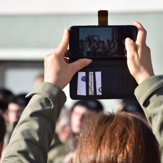 Bild enthält, Finger, Person, Photography, Phone, Mobile Phone, Boy, Child, Male, Adult, Man