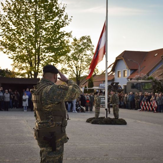 Bild enthält, People, Person, Adult, Male, Man, Hat, Neighborhood, Military, Shoe, Military Uniform