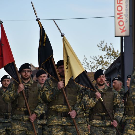 Bild enthält, Army, Military, Military Uniform, Person, Soldier, Adult, Male, Man, Hat, Glasses