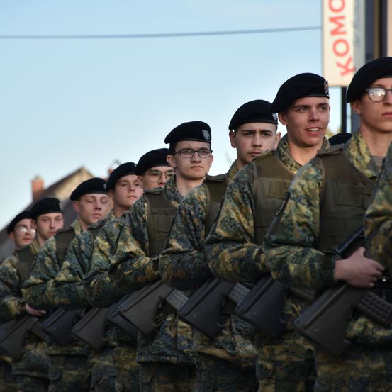 Bild enthält, Army, Military, Military Uniform, Person, Soldier, Armored, Troop, Glasses, Adult, Man