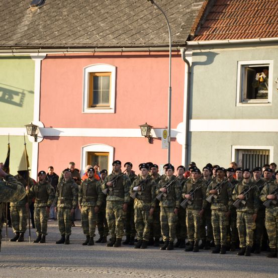 Bild enthält, People, Person, Adult, Male, Man, Army, Military, Military Uniform, Soldier, Hat