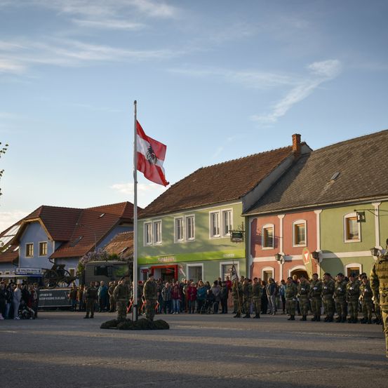 Bild enthält, People, Person, Hat, Flag, Handbag, Shoe, Bicycle, Military