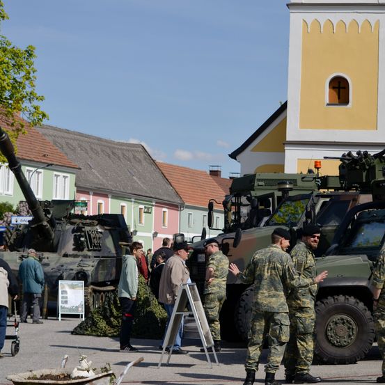 Bild enthält, Shoe, Adult, Male, Man, Person, Hat, Glasses, Tank, Fire Truck, Handbag