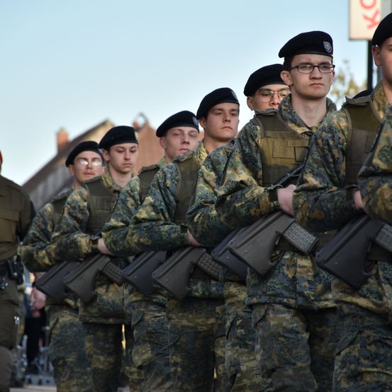 Bild enthält, Army, Military, Military Uniform, Person, Soldier, Armored, Troop, Glasses, Adult, Man