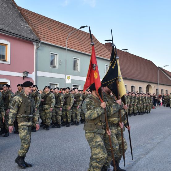 Bild enthält, People, Person, Adult, Male, Man, Military, Military Uniform, Soldier, Lamp, Army