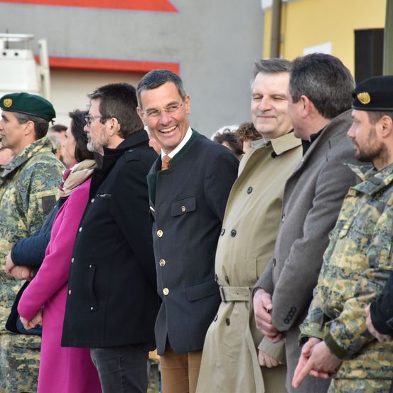 Bild enthält, Coat, Hat, Shoe, Glasses, Tie, Adult, Male, Man, Person, Overcoat