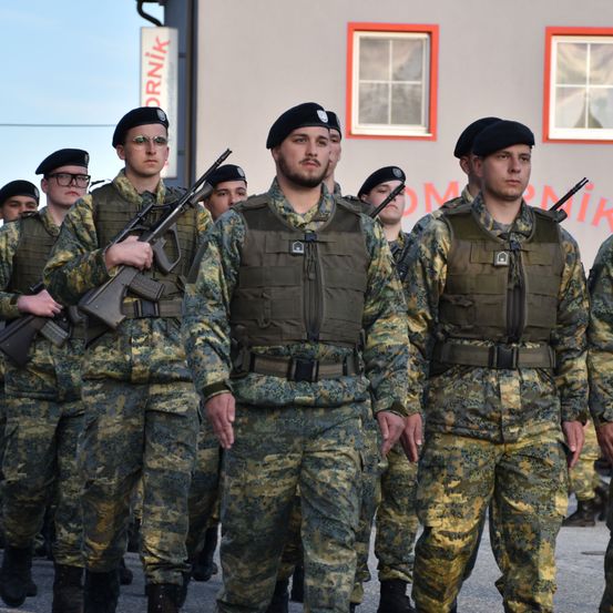 Bild enthält, Army, Military, Military Uniform, Person, Soldier, Armored, Troop, Adult, Male, Man