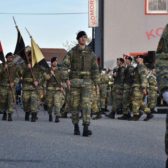 Bild enthält, People, Person, Glove, Army, Military Uniform, Soldier, Adult, Male, Man, Hat