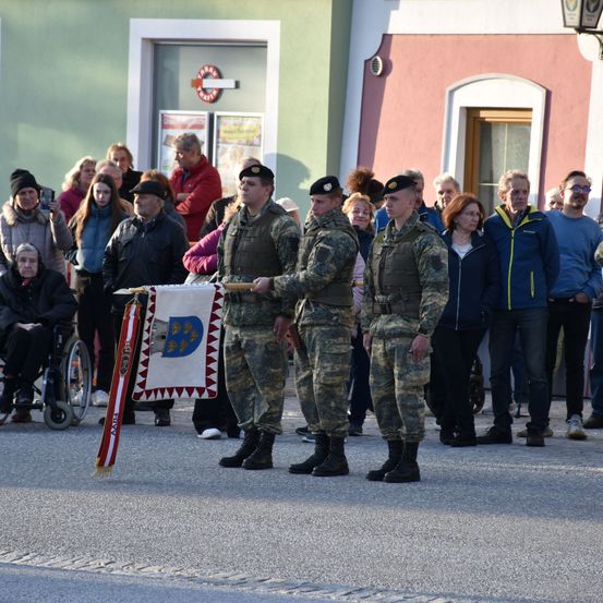 Bild enthält, People, Person, Glove, Shoe, Adult, Male, Man, Female, Woman, Hat