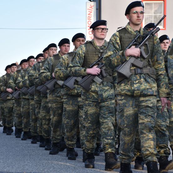 Bild enthält, Army, Military, Military Uniform, Person, Soldier, People, Armored, Troop, Glasses, Man