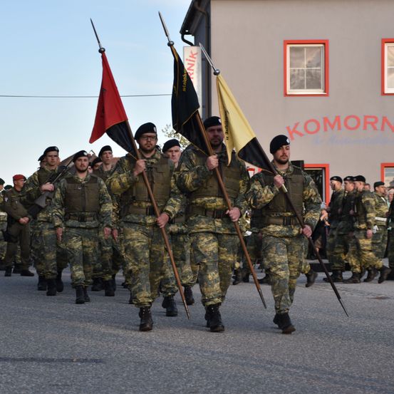 Bild enthält, People, Person, Army, Military, Military Uniform, Soldier, Handbag, Adult, Male, Man