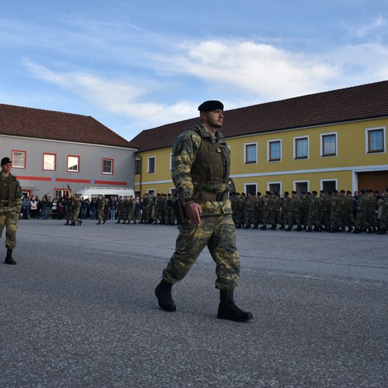 Bild enthält, People, Person, Adult, Male, Man, Hat, Shoe, Military, Military Uniform, Soldier