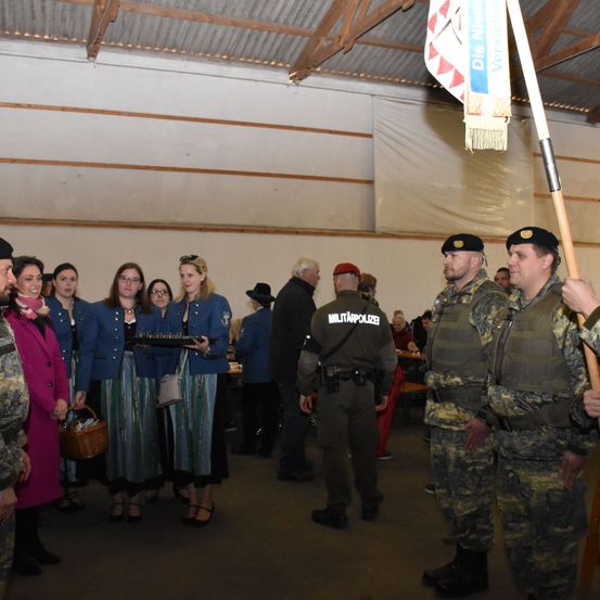 Bild enthält, People, Person, Adult, Male, Man, Glasses, Shoe, Hat, Handbag, Military Uniform