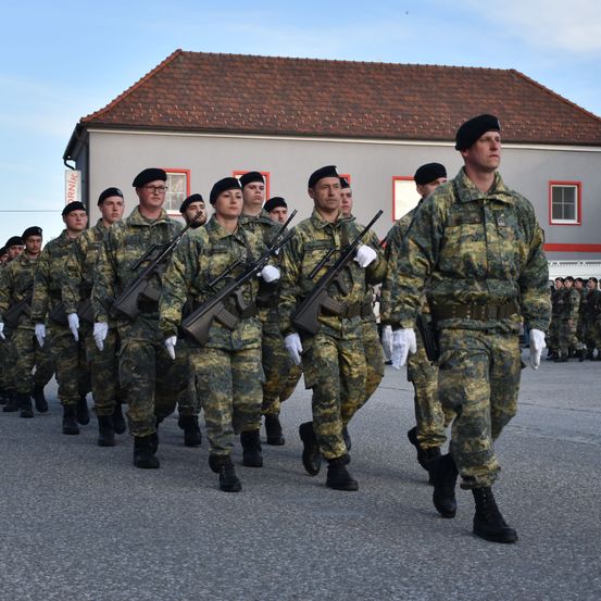 Bild enthält, People, Person, Army, Military, Military Uniform, Soldier, Glove, Adult, Male, Man