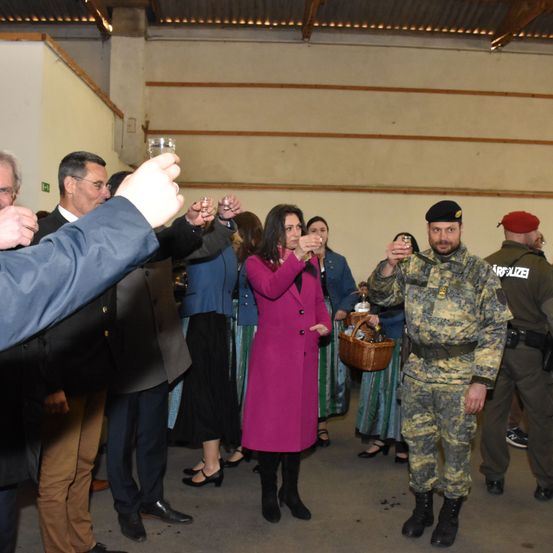 Bild enthält, Adult, Female, Person, Woman, People, Shoe, Male, Man, Hat, Belt