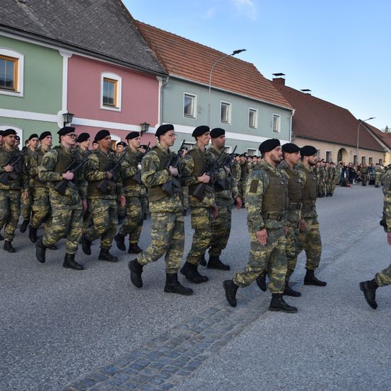 Bild enthält, People, Person, Shoe, Adult, Male, Man, Army, Military Uniform, Soldier, Hat