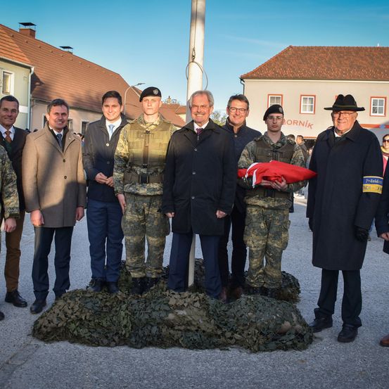 Bild enthält, Glove, Coat, Shoe, Adult, Male, Man, Person, People, Hat, Pants